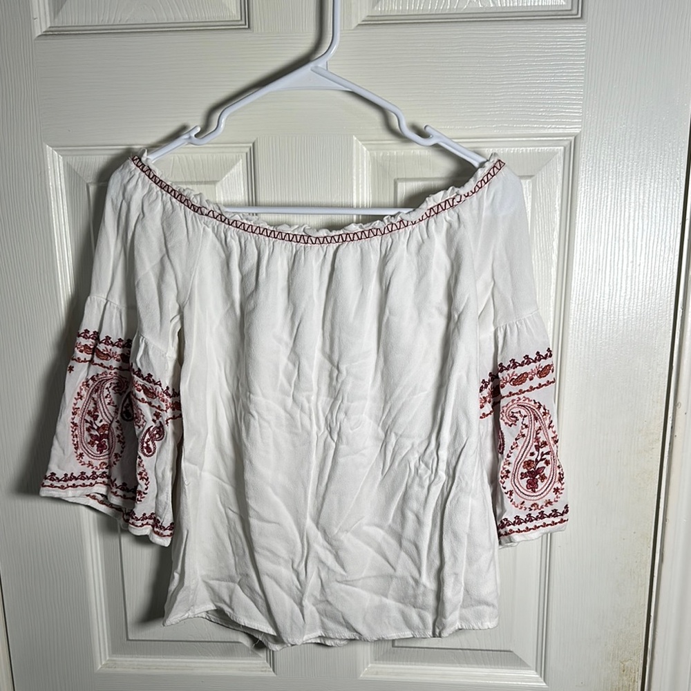 Boho Off-Shoulder White Blouse with Paisley Embroidered Sleeves – Size S